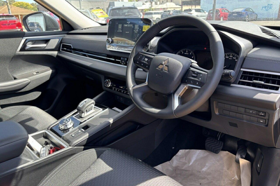 2024 Mitsubishi Outlander ZM LS SUV Image 17