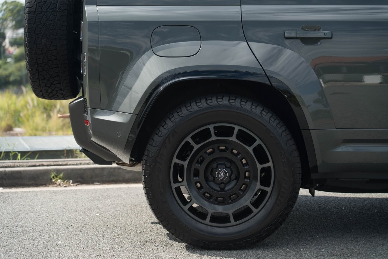 2025 Land Rover Defender L663 110 P635 OCTA SUV Image 9