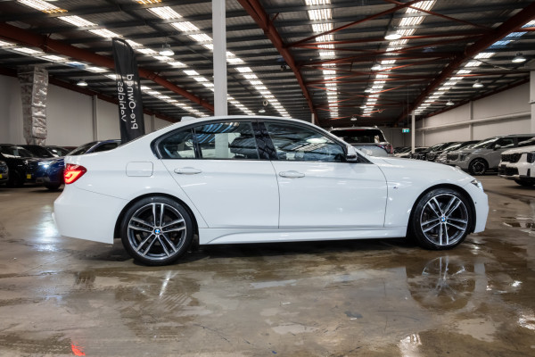 2018 BMW 3 Series F30 LCI 330i M Sport Sedan image 3