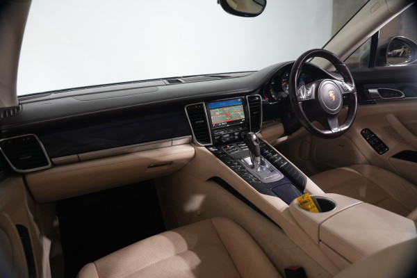 2015 Porsche Panamera Coupe image 12
