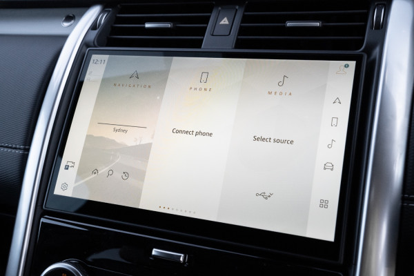 2026 Land Rover Discovery Series 5 D350 Dynamic SE SUV image 11