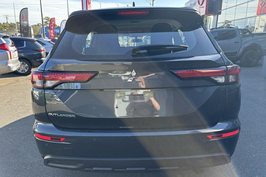 2024 Mitsubishi Outlander ZM ES SUV Image 6