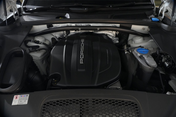 2017 Porsche Macan SUV Image 30