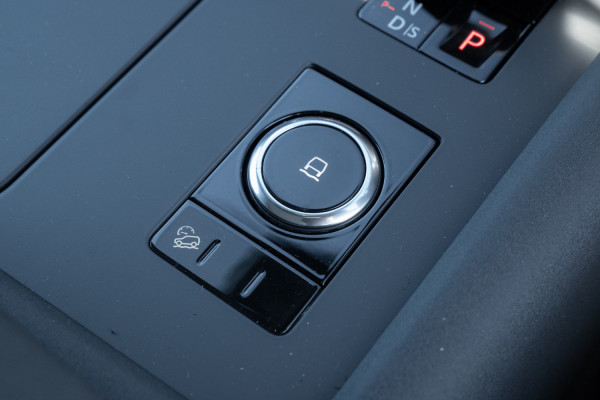 2026 Land Rover Discovery Series 5 D350 Dynamic SE SUV image 17