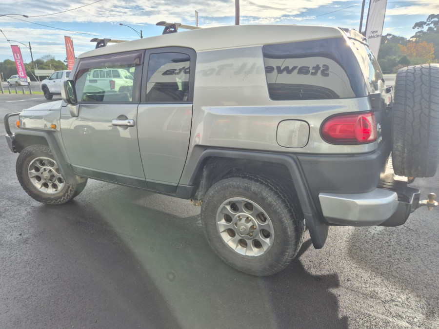 2012 MY13 Toyota FJ Cruiser GSJ15R  SUV Image 9