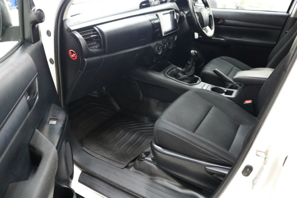 2017 Toyota HiLux GUN126R SR Cab chassis Image 5