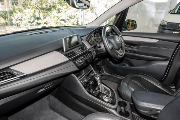 2015 BMW 2 Series 220i Sport Line Hatch Image 8