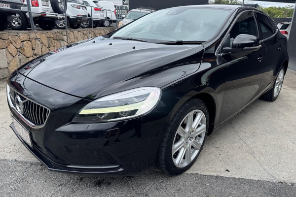 2016 MY17 Volvo V40 M Series T4 Inscription Hatch Image 2