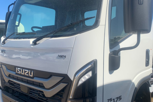 2026 Isuzu  NPS 75-175 MT D34 Cab Chassis Image 4