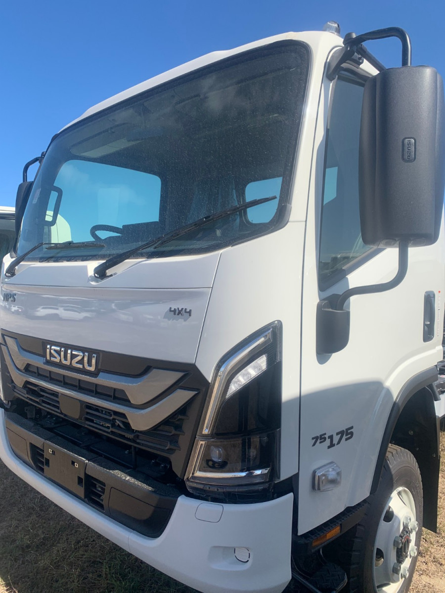 2026 Isuzu  NPS 75-175 MT D34 Cab Chassis Image 4