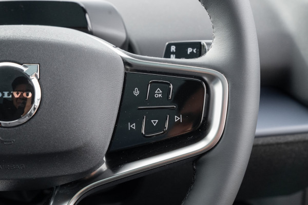 2026 Volvo EX30  Single Motor Extended Range Ultra SUV image 18