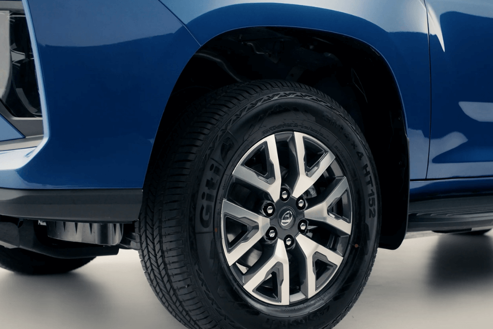 Alloy Wheels & Matte Front Grille Image