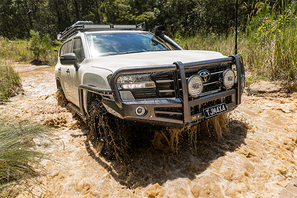 LandCruiser 300 accessories heavy-duty side steps and bars