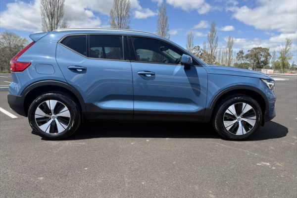 2023 Volvo XC40 XZ Plus B4 SUV Image 3