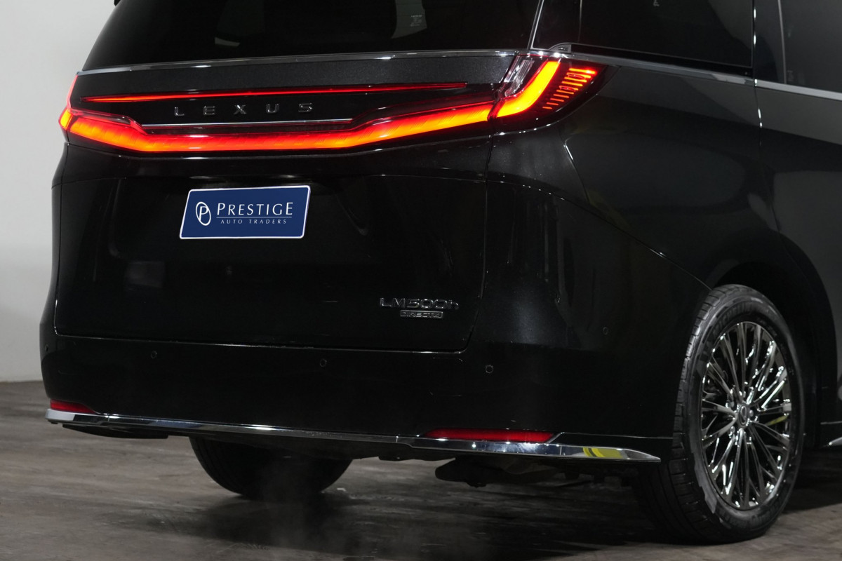 2025 Lexus LM 500h Ultra Luxury Black Trim SUV