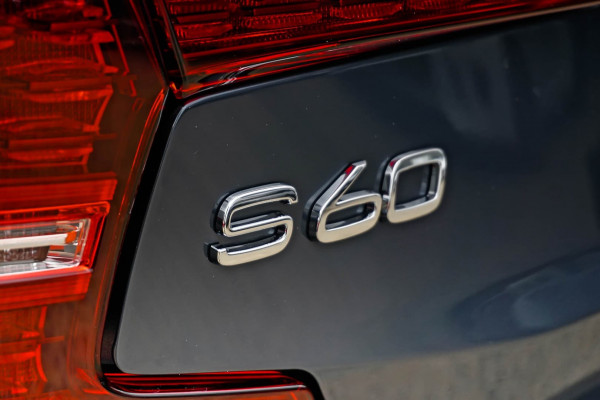 2021 Volvo S60  T5 Momentum Sedan