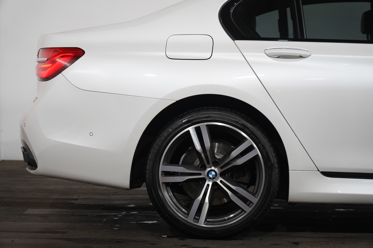 2016 BMW 7 40i Sedan Image 6