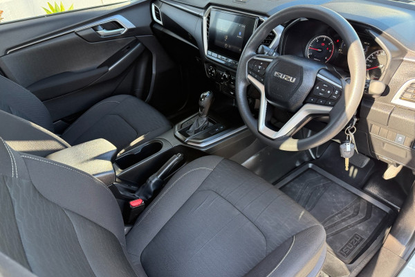 2023 Isuzu D-MAX RG LS-M Cab Chassis Image 11