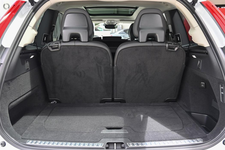 2024 Volvo XC90 L Series Recharge Ultimate T8 Plug-In Hybrid SUV Image 11