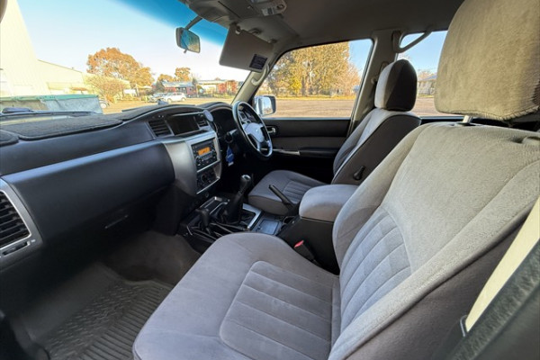 2012 Nissan Patrol Y61 ST SUV Image 15