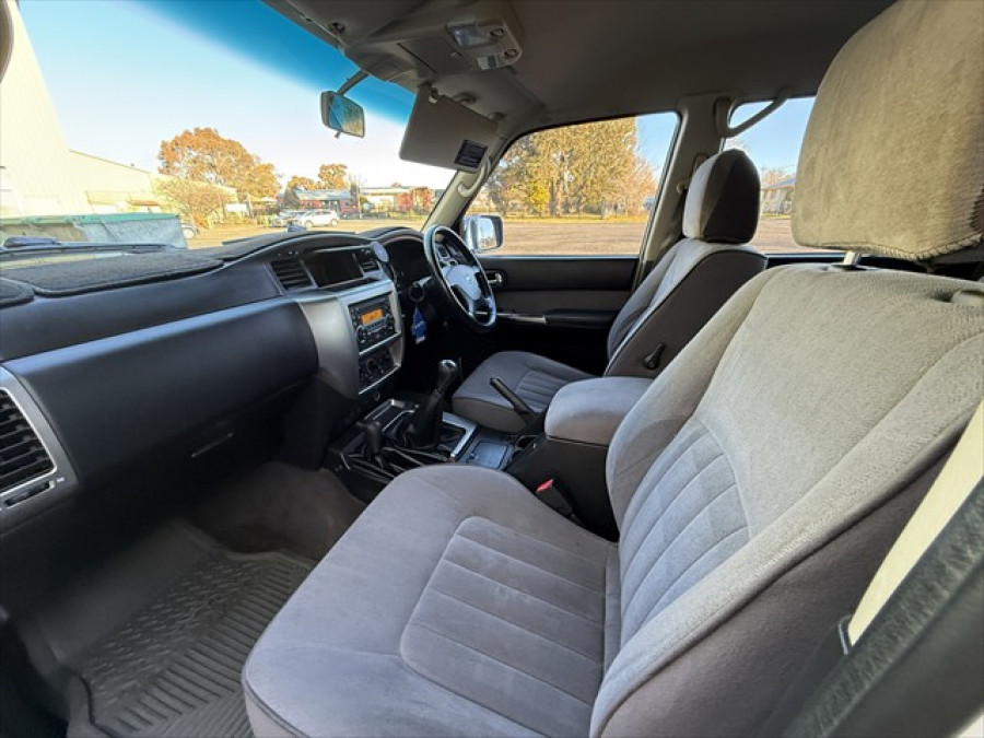 2012 Nissan Patrol Y61 ST SUV Image 15