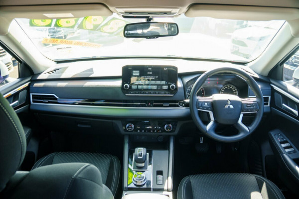 2024 Mitsubishi Outlander ZM LS SUV Image 17