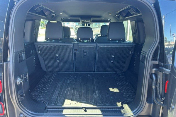 2025 MY26 Land Rover Defender L663 110 D350 X-Dynamic SE SUV Image 25
