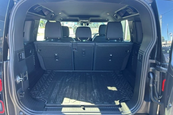 2025 MY26 Land Rover Defender L663 110 D350 X-Dynamic SE SUV Image 25