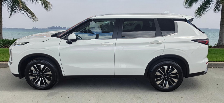 2025 Mitsubishi Outlander ZM LS SUV Image 4