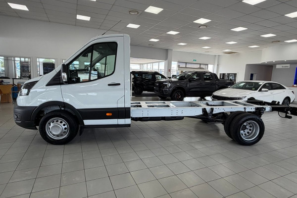 2025 MY25.75 Ford Transit VO 500E Cab Chassis Image 4