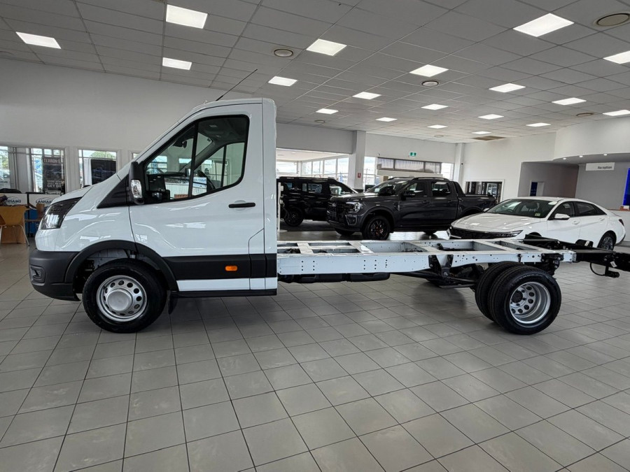2025 MY25.75 Ford Transit VO 500E Cab Chassis Image 4