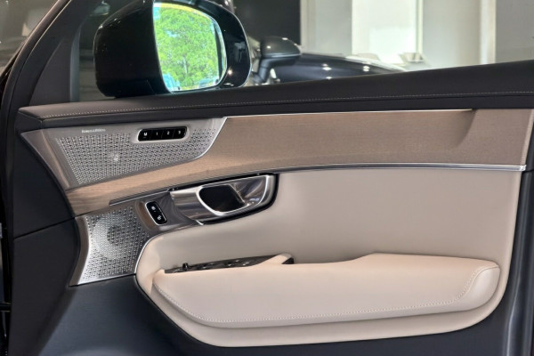 2026 Volvo XC90 L Series Ultra T8 Plug-in Hybrid Dark SUV Image 15