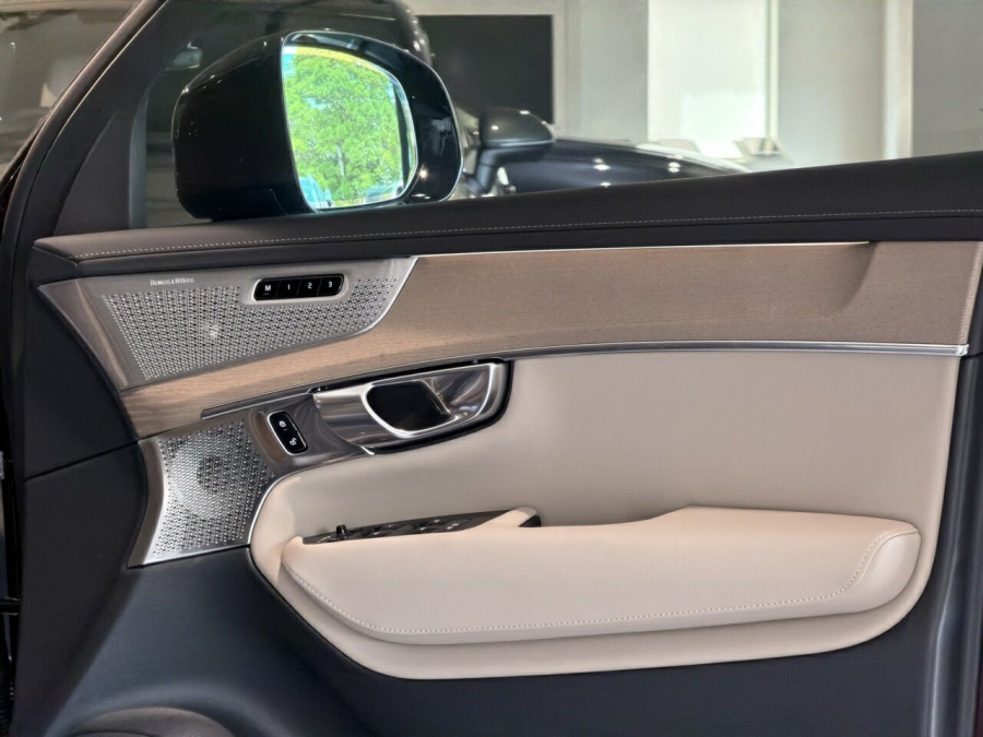 2026 Volvo XC90 L Series Ultra T8 Plug-in Hybrid Dark SUV Image 15