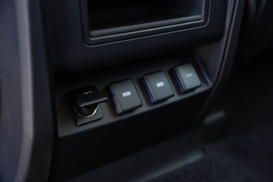 2020 Land Rover Defender L663 SE Wagon Image 32