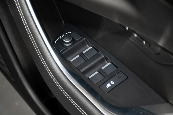 2022 Jaguar XE P300 R-Dynamic SE Sedan Image 13