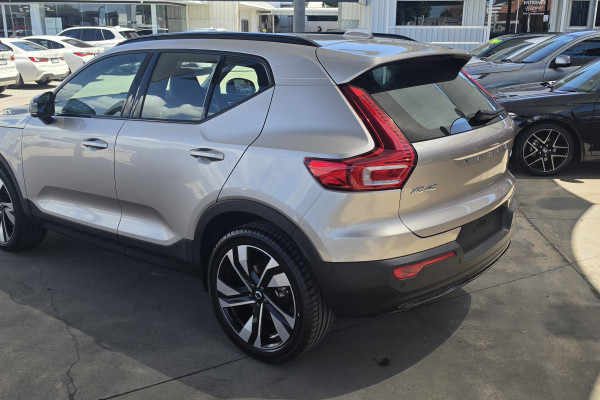 2023 Volvo XC40 XZ Ultimate B5 Dark SUV Image 5