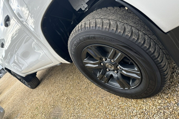 2022 Toyota HiLux GUN125R 4x4 Cab Chassis Image 4