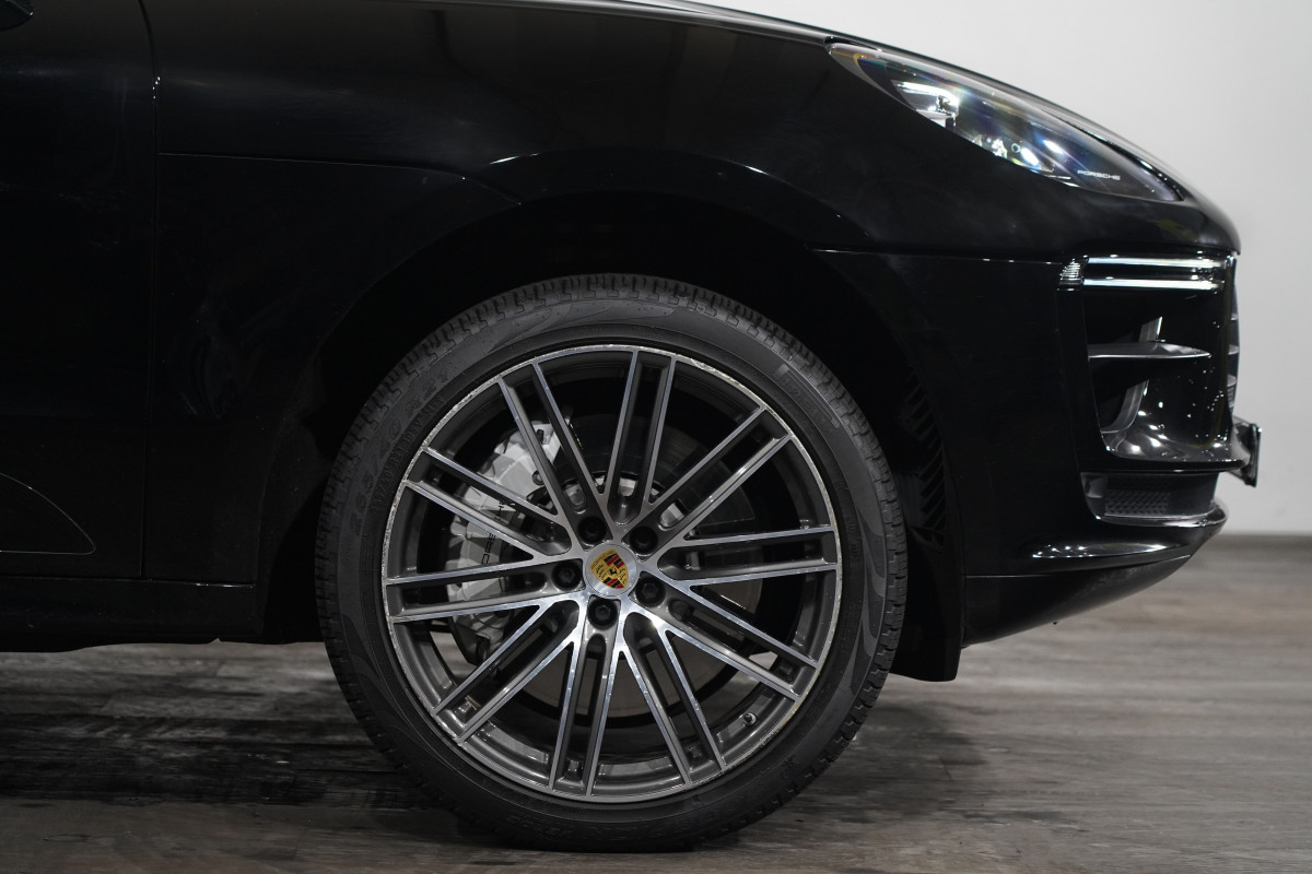 2020 Porsche Macan Turbo SUV Image 5