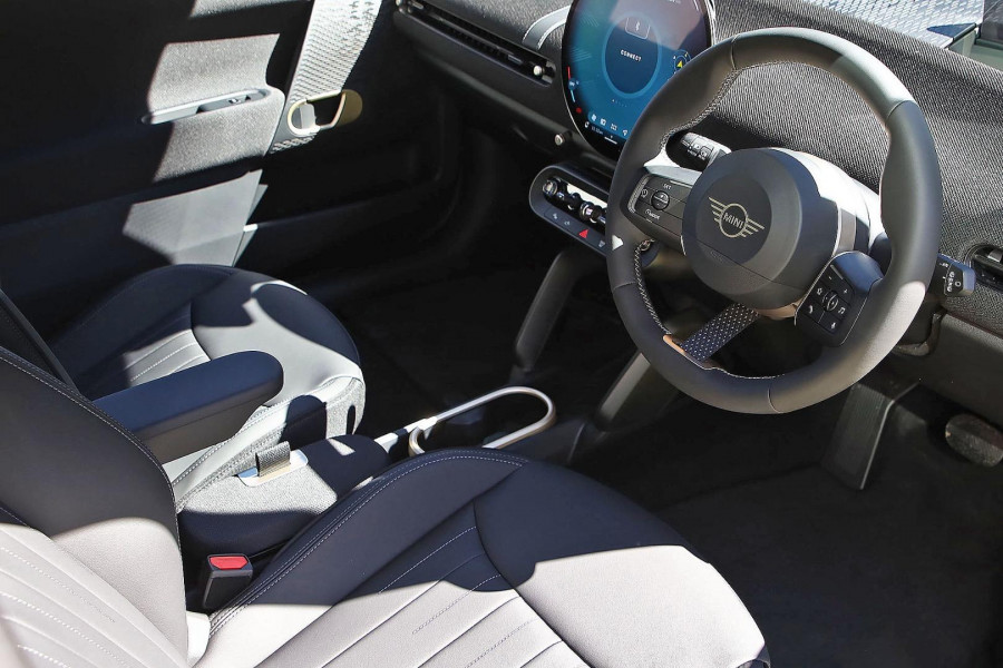 2026 MINI Cooper J01 SE Favoured Hatch