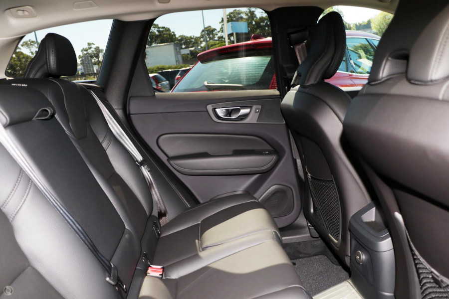 2025 Volvo XC60 UZ Plus T8 Plug-in Hybrid SUV Image 8