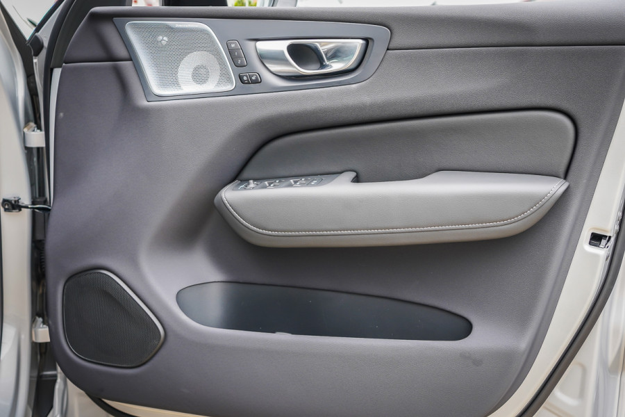 2025 Volvo XC60 UZ Ultra T8 Plug-In Hybrid SUV Image 14
