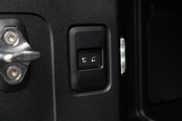 2026 Land Rover Defender L663 110 D350 X-Dynamic SE SUV image 11