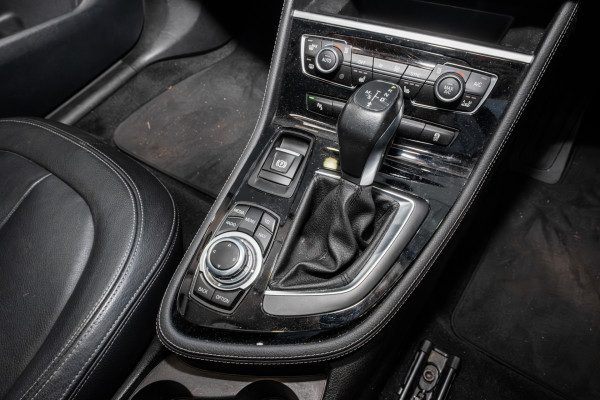 2015 BMW 2 Series 220i Sport Line Hatch image 18