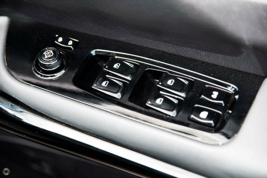 2025 Mahindra XUV700  AX7L SUV Image 13