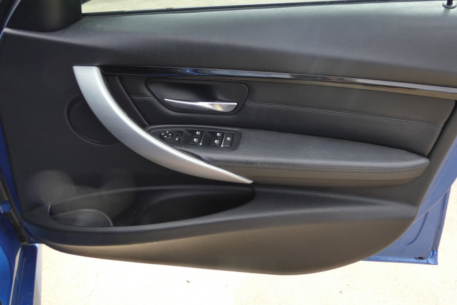 2016 BMW 330i F30 LCI LUXURY LINE Sedan Image 16