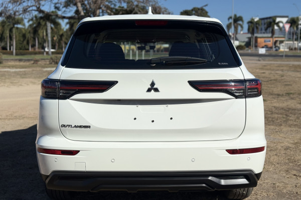 2026 Mitsubishi Outlander ZM ES SUV Image 5