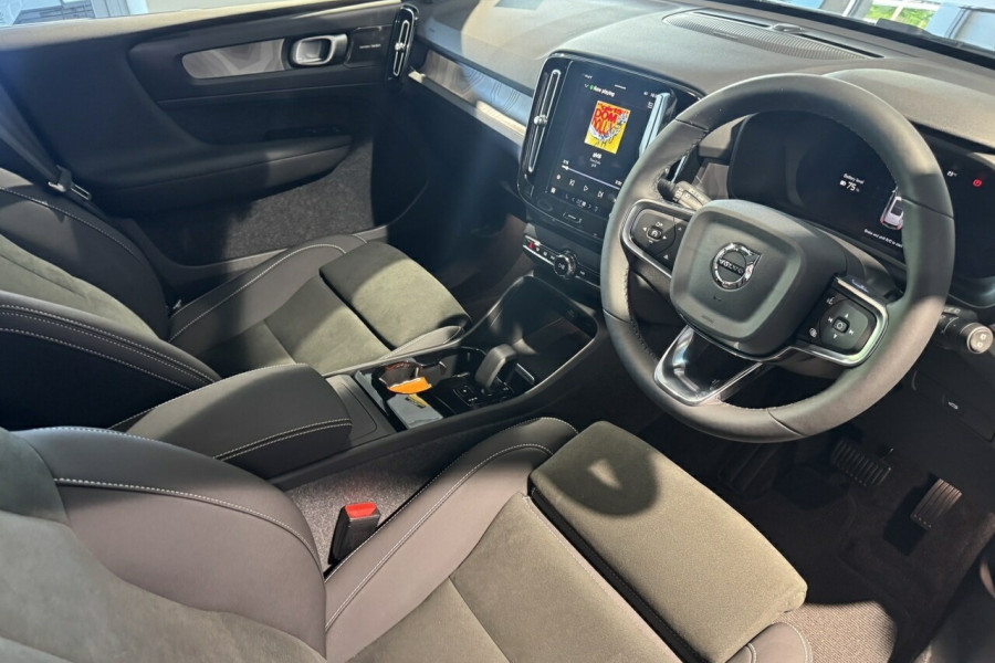 2025 Volvo EX40 No Series Black Edition SUV Image 12