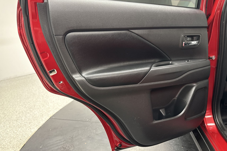2019 Mitsubishi Outlander ZL LS SUV Image 14