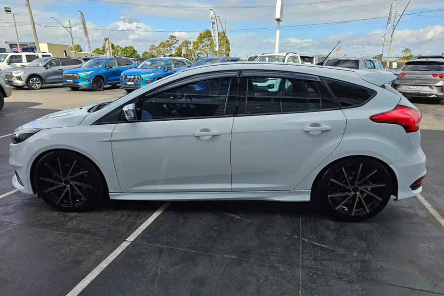 2017 Ford Focus LZ ST Hatch Image 6