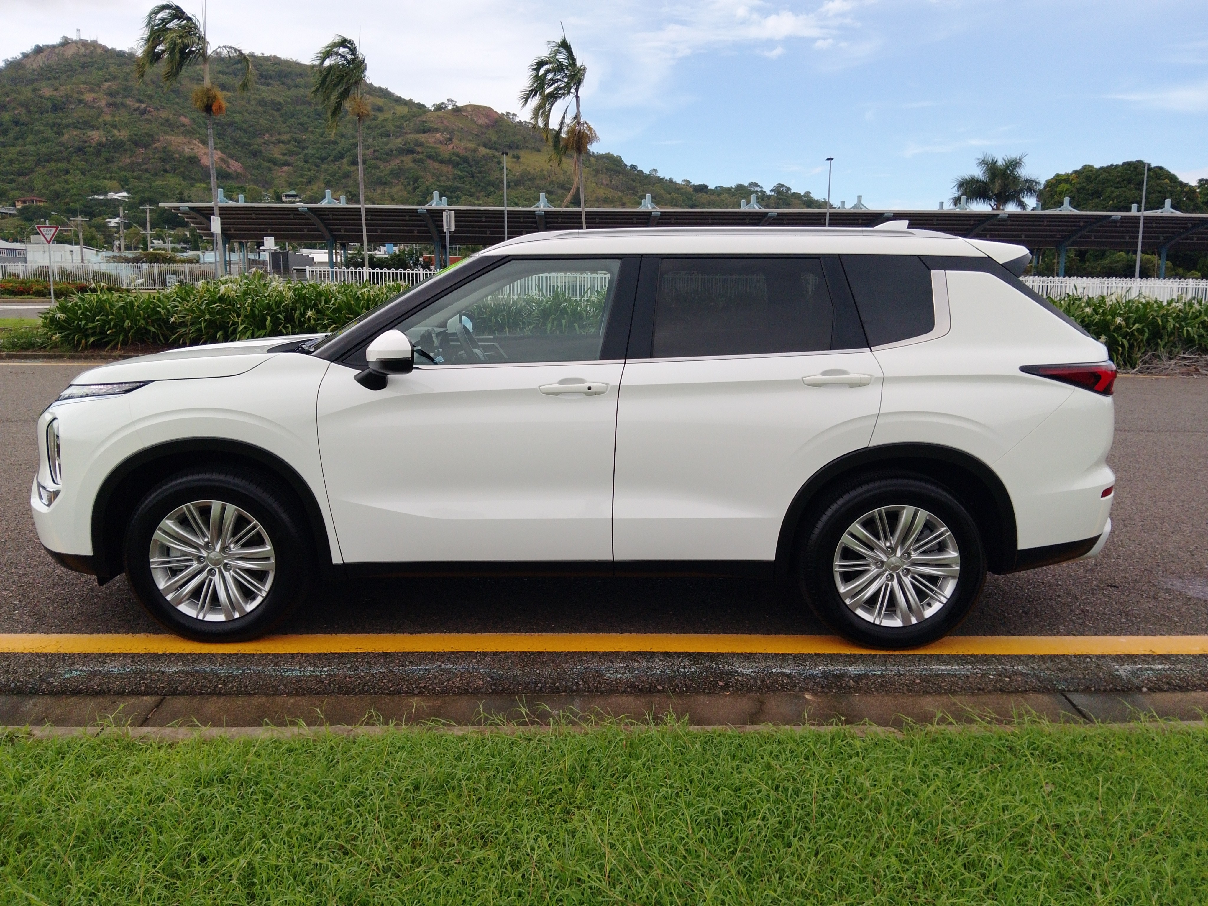 2023 MY24 Mitsubishi Outlander ZM LS SUV Image 4